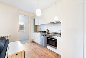 Kühlschrank, Mikrowelle, Ofen, Geschirrspüler