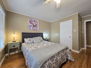 Iron/ironing board, travel cot, free WiFi, bed sheets - Stay & Play Near Texas A&M – Game Room (College Station)