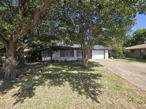 Property grounds - Stay & Play Near Texas A&M – Game Room (College Station)