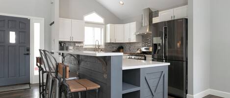 Micro-ondes, four, plaque de cuisson, lave-vaisselle