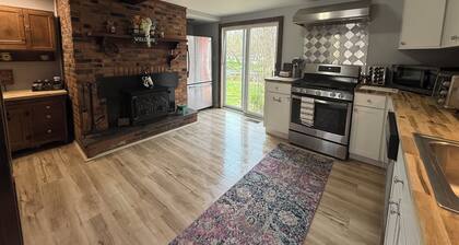 Cozy Cottage on the North East River in Town!
