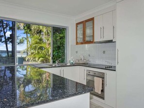 Fridge, oven, stovetop, dishwasher