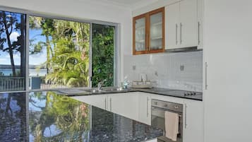 Frigorifero, forno, piano cottura, lavastoviglie