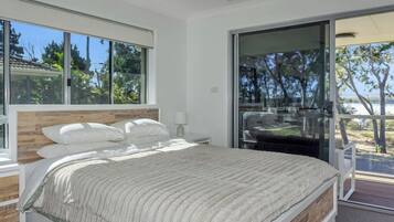 3 habitaciones y tabla de planchar con plancha