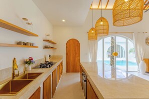 Full-size fridge, microwave, electric kettle, cookware/dishes/utensils - Villa Nokanhui by Pertama Stay (Canggu)