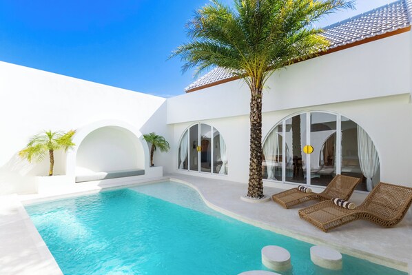 สระว่ายน้ำกลางแจ้ง