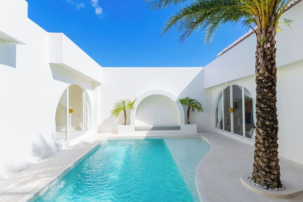 Una piscina al aire libre