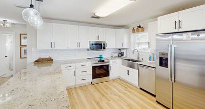 Gorgeous bayfront home, Private dock, Gas grill, Wifi, Washer and dryer