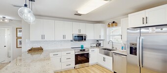 Gorgeous bayfront home, Private dock, Gas grill, Wifi, Washer and dryer