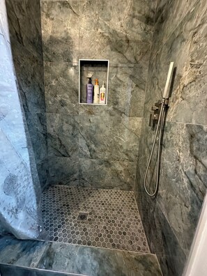 Haartrockner, Handtücher, Shampoo, Toilettenpapier