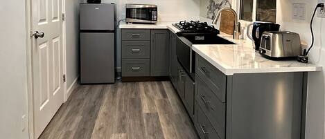 冷蔵庫、電子レンジ、コーヒー / ティーメーカー、電気ポット