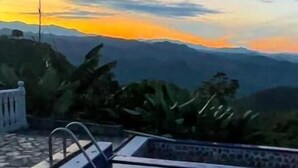 A swimming pool with a view of mountains during sunset. - Villa Tikuna (San Sebastian de Mariquita)