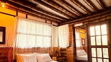 Una habitación con una cama, una ventana y una puerta.