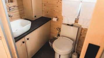 Douche, articles de toilette gratuits, sĂšche-cheveux