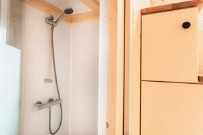 Ducha, artículos de higiene personal gratuitos y secador de pelo