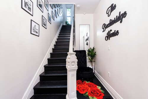 2-bedroom house in amazing Louisville with 2 King beds and 2 pull out queens