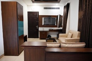 Luxury Suite | Egyptian cotton sheets, premium bedding, memory foam beds, in-room safe
