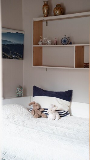 4 habitaciones, escritorio y tabla de planchar con plancha