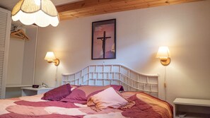 4 chambres, bureau, fer et planche à repasser, lit de bébé portatif