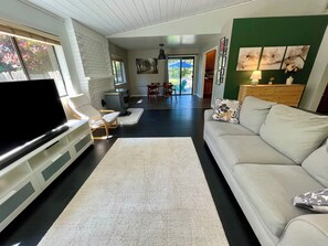 TV connectée, cheminée, écrans d'ordinateur