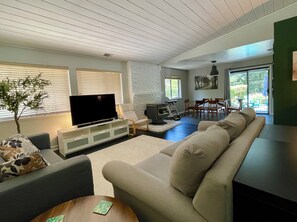 Téléviseur connecté, foyer, écran d’ordinateur