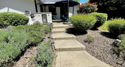 Charming 3-bedroom summer house in Cameron Park with pool