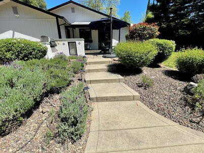 Charming 3-bedroom summer house in Cameron Park with pool