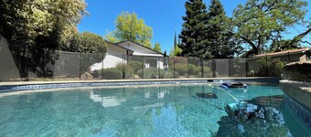 Charming 3-bedroom summer house in Cameron Park with pool