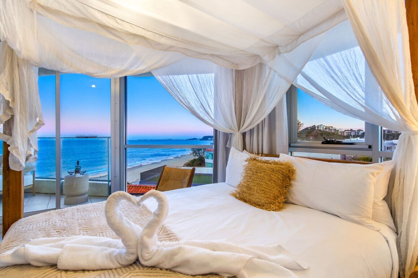 2 makuuhuonetta, työpöytä, silitysrauta/-lauta, vauvan matkasänky