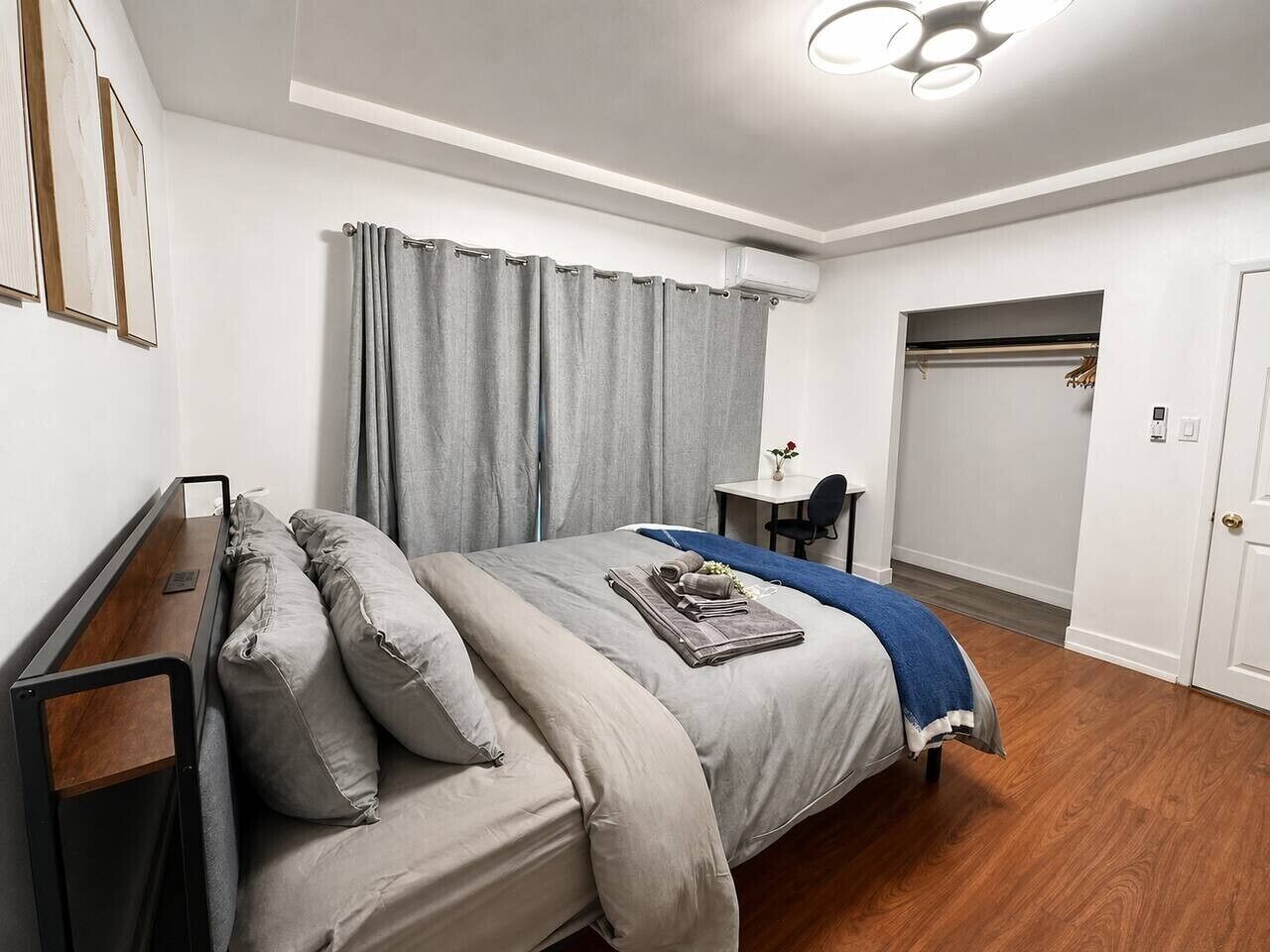 Escritorio, wifi gratis y ropa de cama 