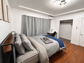1 bedroom, desk, WiFi (free), bed sheets