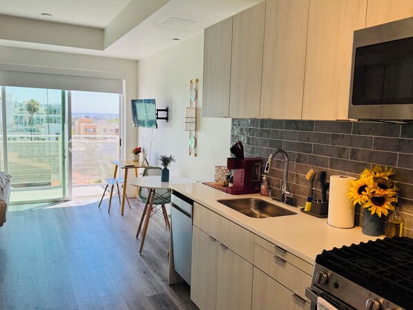 Een koelkast, een microgolfoven, een oven, een kookplaat