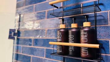 Een haardroger, handdoeken, zeep, shampoo