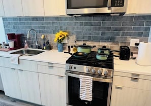 Een koelkast, een microgolfoven, een oven, een kookplaat