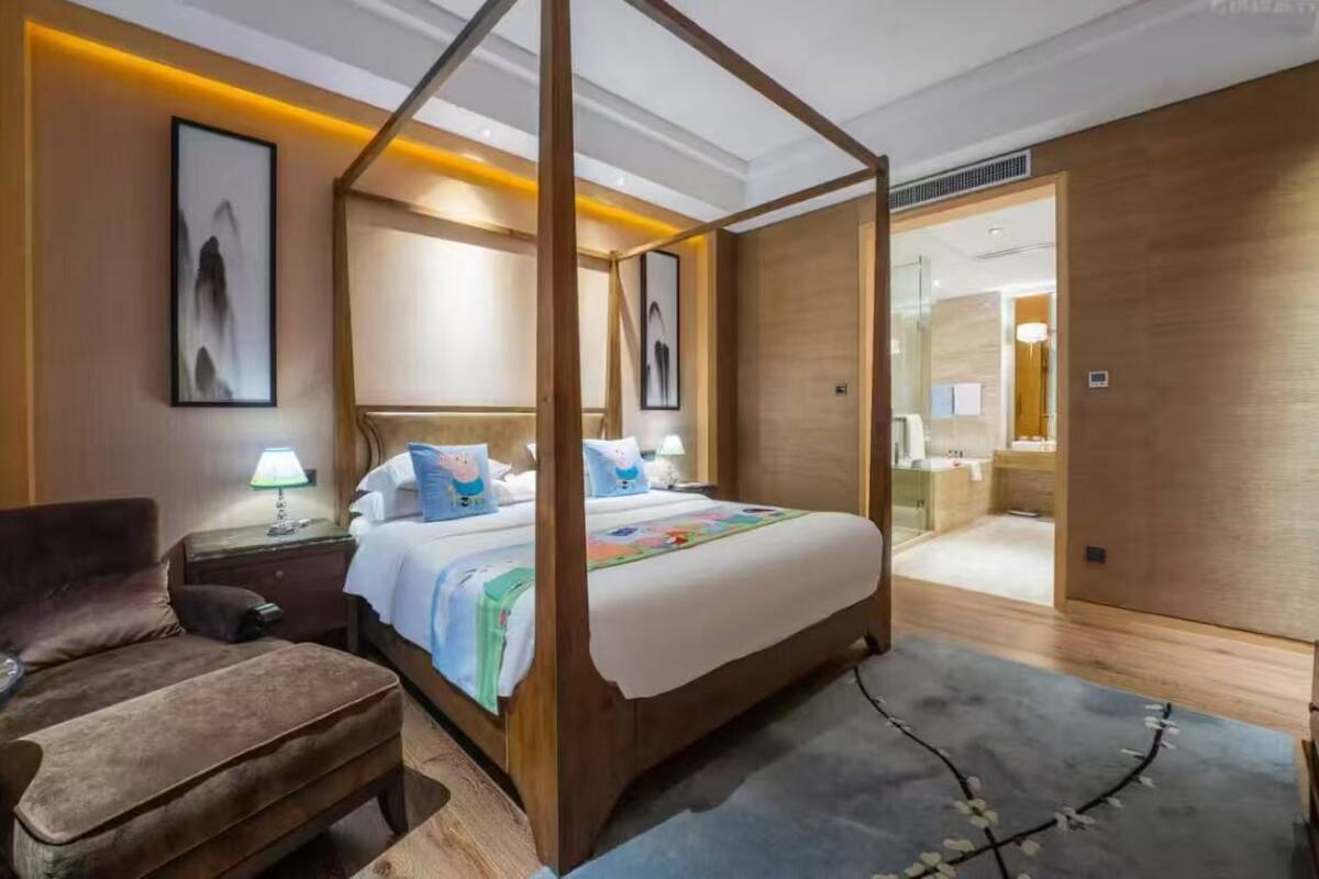 Familien-Suite | Minibar, Zimmersafe, Schreibtisch, laptopgeeigneter Arbeitsplatz
