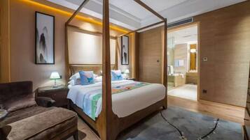 Family Suite | Premium bedding, minibar, in-room safe, desk