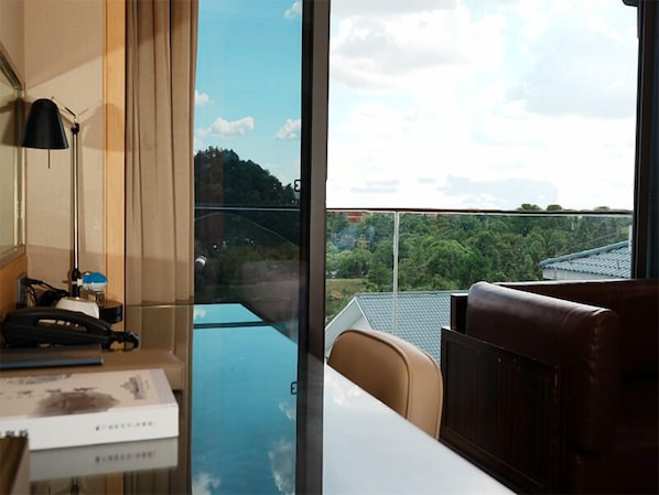 ห้องพรีเมียร์ดับเบิล, ระเบียง, วิวสวน | เครื่องนอนระดับพรีเมียม, มินิบาร์, ตู้นิรภัยในห้องพัก, โต๊ะทำงาน
