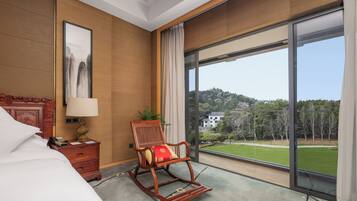 Premium Suite | Premium bedding, minibar, in-room safe, desk