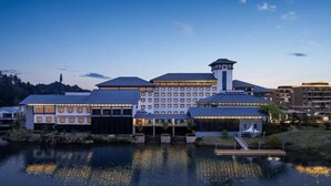 Un hotel grande con varias construcciones, un muelle y una masa de agua.