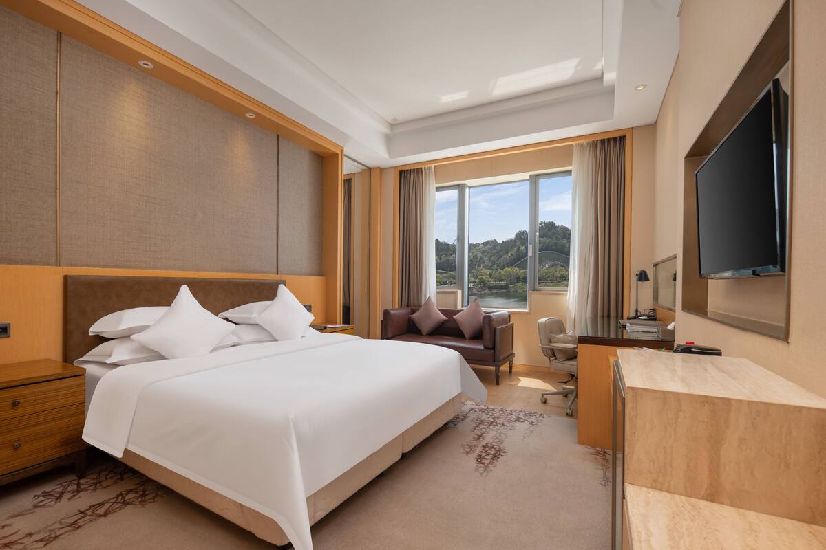 Premium bedding, minibar, in-room safe, desk