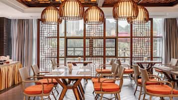 Daily buffet breakfast (CNY 88 per person)