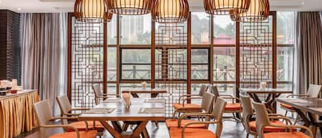 Daily buffet breakfast (CNY 88 per person)