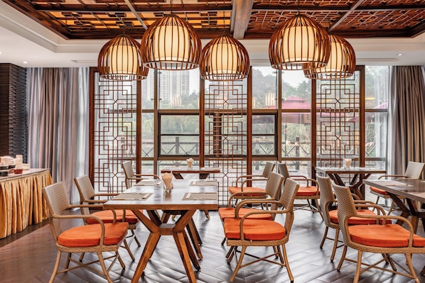 Daily buffet breakfast (CNY 88 per person)