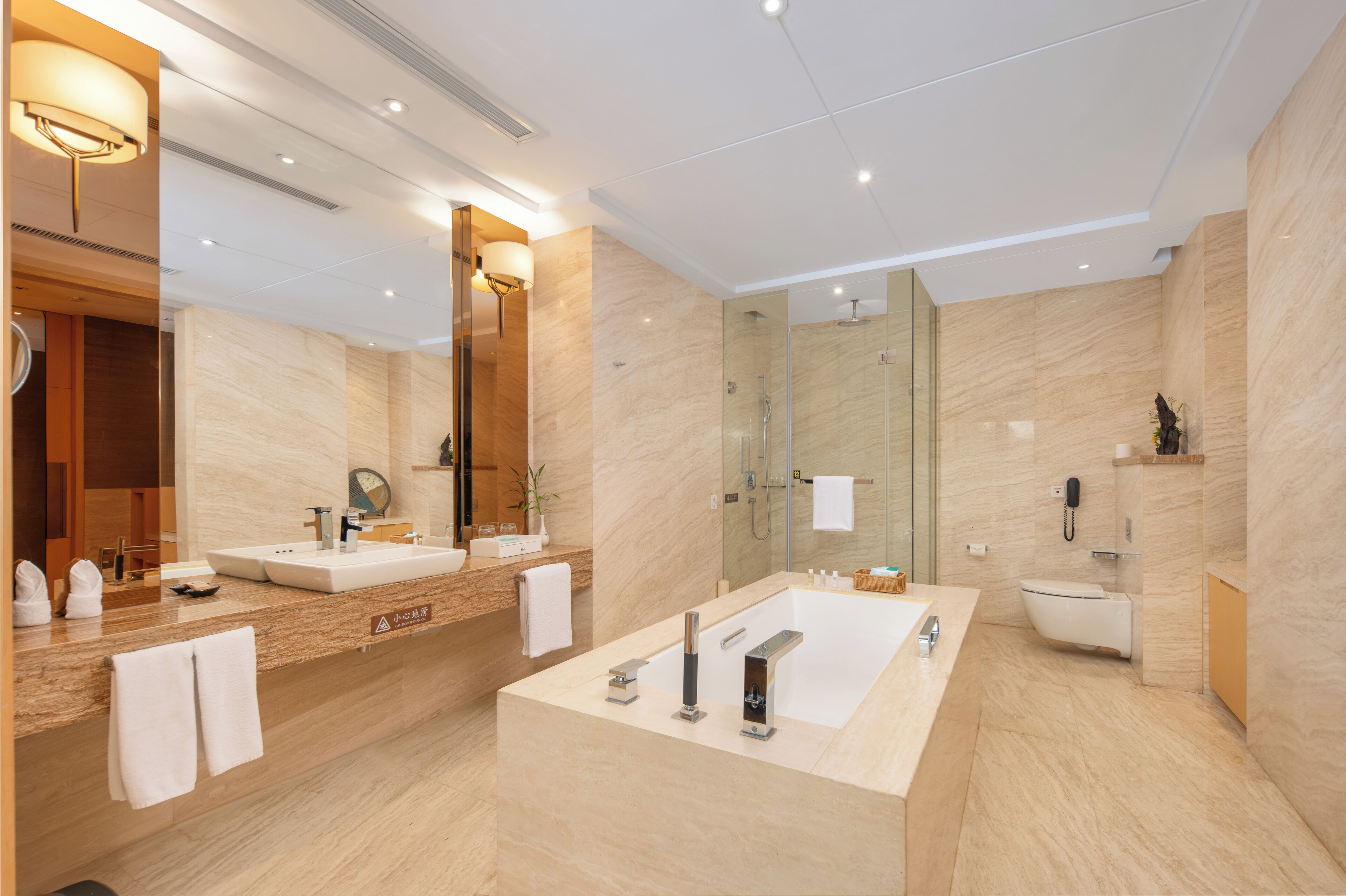 Ropa de cama de alta calidad y minibar 