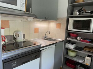 Kühlschrank, Mikrowelle, Geschirrspüler, Kochgeschirr/Geschirr/Besteck