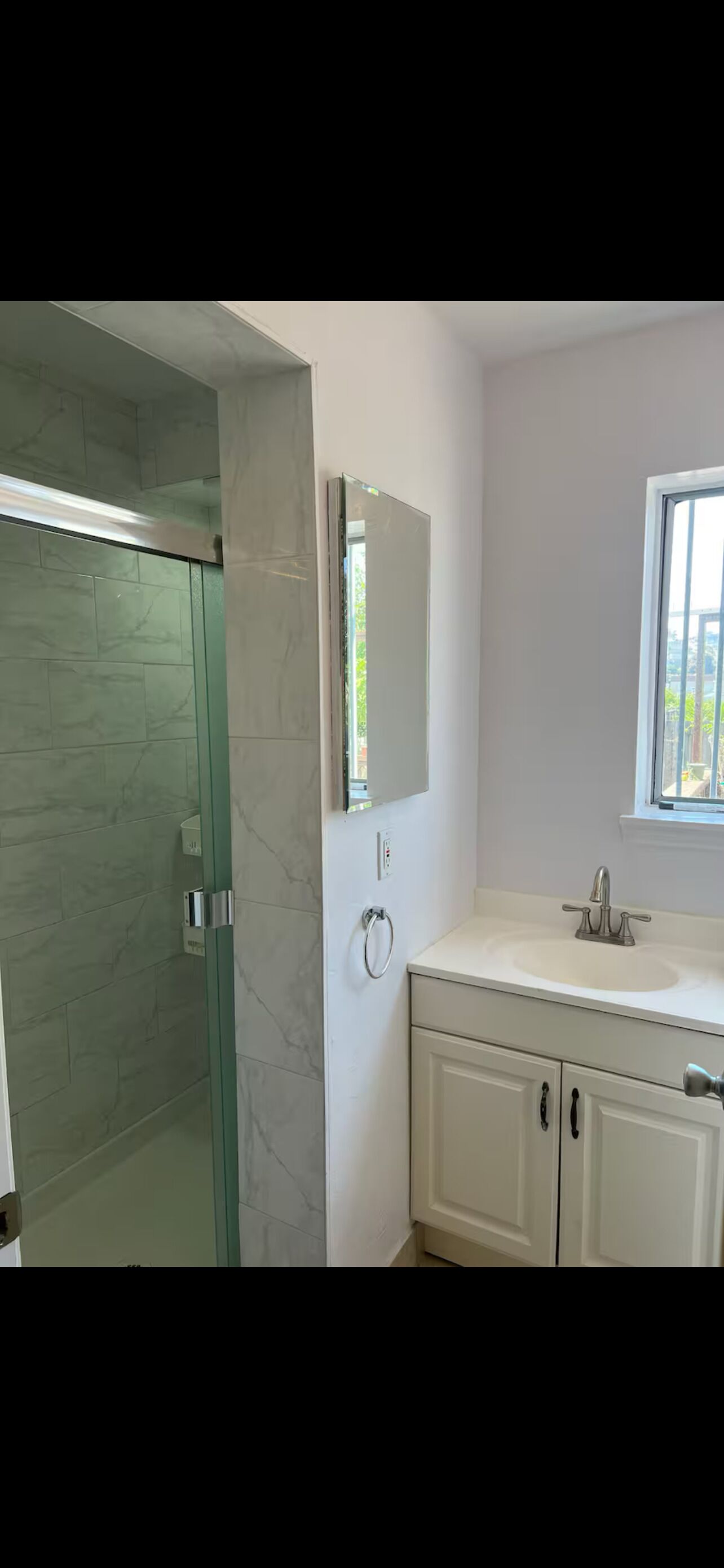 Ducha, secador de pelo, toallas y jabón