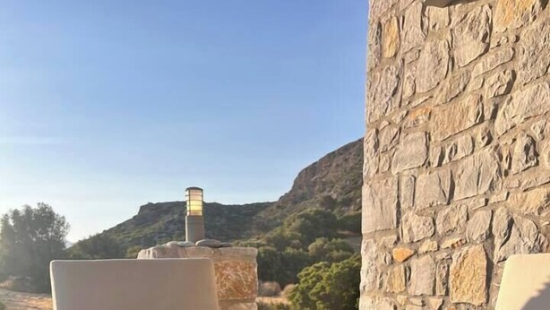 Un bâtiment en pierre offrant une vue sur un paysage montagneux.