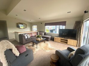 Living area - Relax and unwind - cosy Ohakune escape with breathtaking views of Mt Ruapehu (Ohakune)