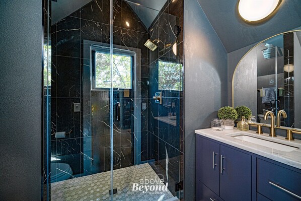 Shower, hair dryer, towels - Kiki in the City | By UT and Downtown Austin Texas (Austin)