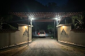 Property grounds - The Emerald Haven Retreat‑style 1BR in Puntarenas – AC + Jungle Views (Playón)